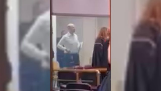 VIDEO/ Malltezi shfaqet nervoz në kafazin e GJKKO-së, Arben Kraja përballë tij