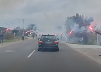Çmenduaria e popullit serb, terroristi i vrarë në Kosovë përcillet si hero (VIDEO)