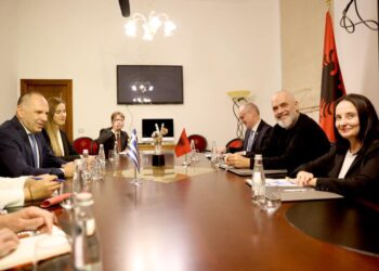 Shkrihen akujt mes Shqipërisë dhe Greqisë, Rama pret në zyrë ministrin e Jashtëm grek