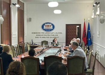 Debate tek Komisioni i Ligjeve/ Deputetët e PD braktisin mbledhjen: Turp që përjashtuat kolegët