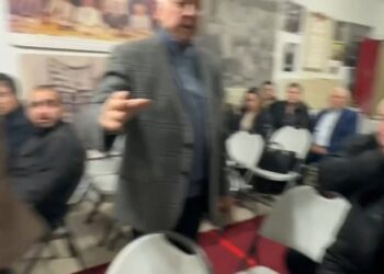 VIDEO / Militantët e Berishës tentojnë të prishin takimin e Nikollës, anëtarët e Vatrës rrihen me njëri-tjetrin