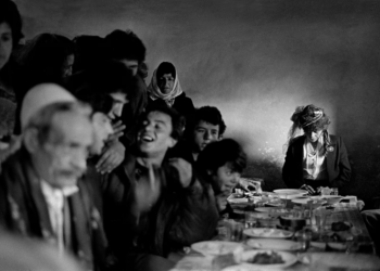 Një plumb për dhëndrin – Dasma shqiptare, fotografia më e mirë e Barry Lewis