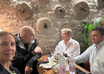 Me raki e ullinj në tryezë, Rama “rigjen” Flamur Bimen në Gjirokastër