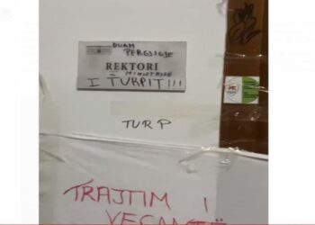 Studentët e Mjekësisë bllokojnë derën e rektorit, të hënën takim me Arben Gjatën