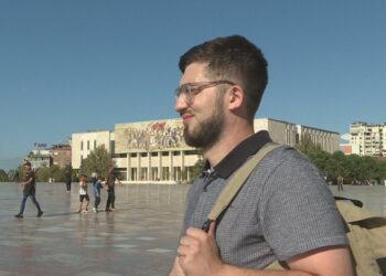 Jeta e një “nomadi digjital”, rrëfimi i shqiptaro-boshnjaku i lindur në SHBA që jeton në Tiranë