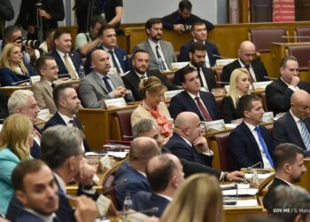 Votohet qeveria e re në Mal të Zi, shqiptarët marrin tre ministri