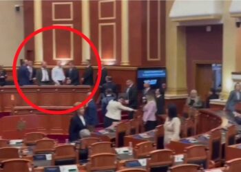 U përjashtuan 10 ditë, deputetët e Berishës sfidojnë Kuvendin: Do të shkojmë të gjithë në seancë!