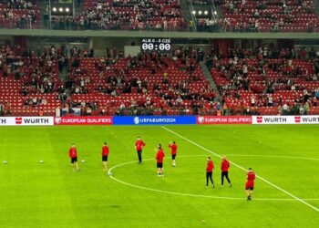 VIDEO/ Me duartrokitje, brohorima dhe këngë, ja si priten lojtarët e Kombëtares në stadium