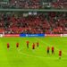 VIDEO/ Me duartrokitje, brohorima dhe këngë, ja si priten lojtarët e Kombëtares në stadium