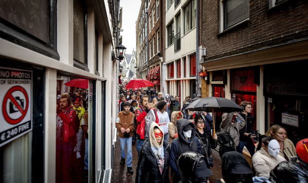 Protesta në Amsterdam, punonjëset e seksit dhe banorët “jo” vendimit për “Red Light”