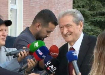 Berisha me buzën në gaz: Artan Simoni ishte fytyra e vërtetë e Ramës! S’di gjë për shtyrjen e seancës