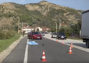 Pasagjerja vdiq pasi u hodh nga furgoni, Policia e Elbasanit arreston bashkëshortin e saj