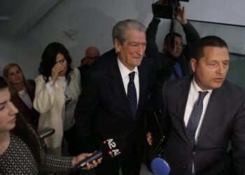 Forca të shumta Policie në pallatin e Berishës, vonohet konferenca për shtyp