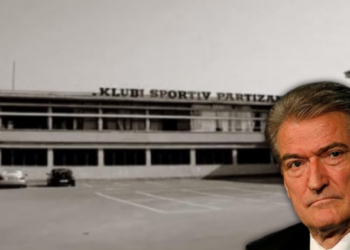 FOTO/ Arrestimi i Malltezit nga SPAK, tifozët e Partizanit ‘thumbojnë’ Berishën nën akuzë për korrupsion