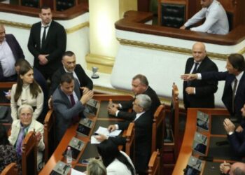 Deputetja e PS: Sa herë Non-grata ka hall, ju vini zaptoni Foltoren. Kjo është fotografia! Shqipëria del nga lista gri, ju zhyteni në zi