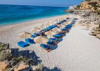 Vlora kthehet në destinacionin trend për 2024 në Booking: Pushime si në Maldive, por shumë më lirë