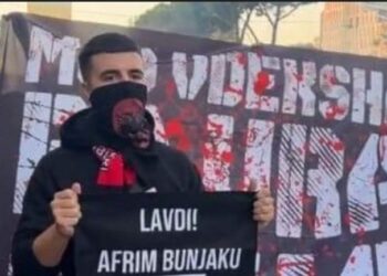 FOTO/ “Lavdi Afrim Bunjakut”/ Tifozat Kuq e Zi mbajnë në duar edhe pankarta për dëshmorin e Kosovës
