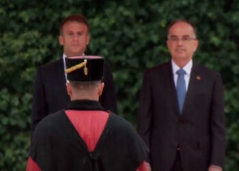 VIDEO / Begaj pret homologun francez, pamjet nga ceremonia në Presidencë