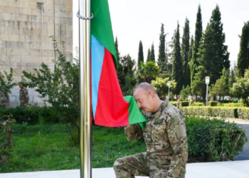 Presidenti i Azerbajxhanit ngre flamurin e azer në rajonin e Nagorno-Karabakut