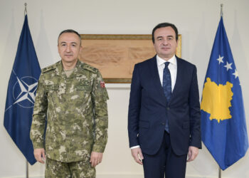 Kurti thirrje komandantit të KFOR-it: Ruani kufirin mes Kosovës dhe Serbisë