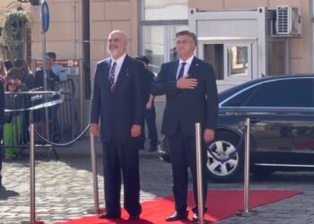 VIDEO / Rama vizitë zyrtare në Kroaci, pritet me ceremoni nga homologu i tij kroat, Plenković