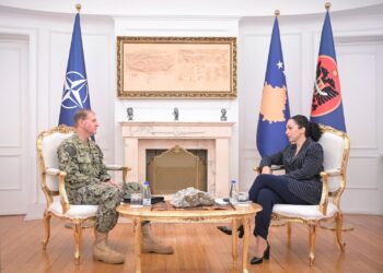 Osmani takon komandantin e NATO-s: Serbia të heqë trupat nga kufiri me Kosovën