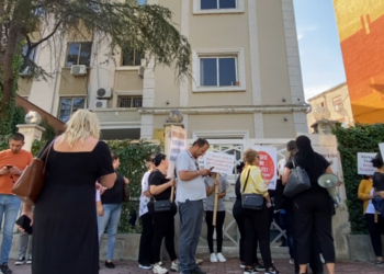 Punonjëset e fabrikës së mbyllur në Fier protestojnë për rrogat, prokuroria nis hetim