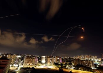 Tragjedia/ Lufta përmes fotove: Raketat lëshohen nga Gaza ndërsa Izraeli bombardon Rripin me sulme ajrore