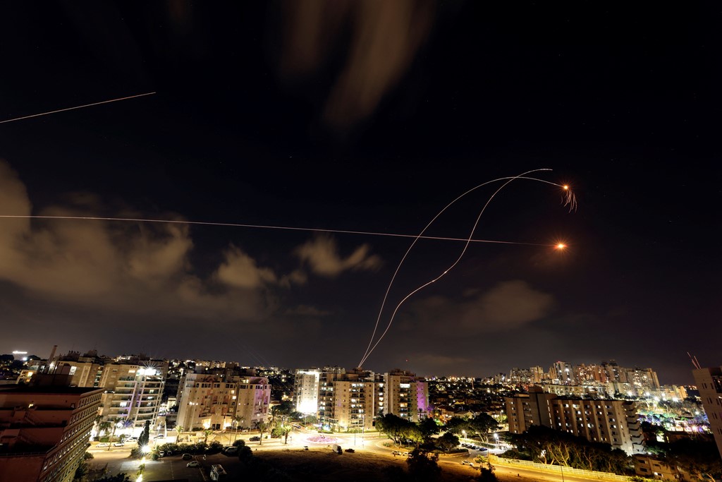 Tragjedia/ Lufta përmes fotove: Raketat lëshohen nga Gaza ndërsa Izraeli bombardon Rripin me sulme ajrore