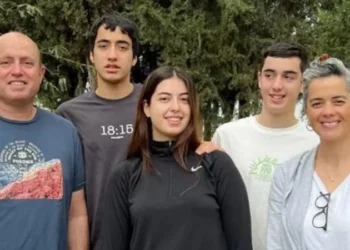Izrael/ Historia tronditëse: Pesë anëtarët e një familje gjenden të vdekur në një krevat, të gjithë të përqafuar me njëri-tjetrin