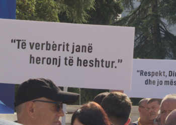 Shoqata e të Verbërve në protestë paraqesin 3 kërkesa para Kryeministrisë