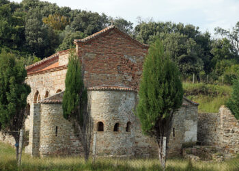 Banorët e fshatit Shetaj rrihen me përfaqësuesit e kishës katolike te Kepi i Rodonit