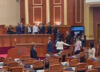 Vendimi/ Kush janë tre deputetët e opozitës që i shpëtuan përjashtimit nga Kuvendi