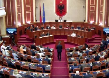 Kuvendi i Shqipërisë nderon policin që u vra në veri të Kosovës, mban një minutë heshtje për Afrim Bunjakun