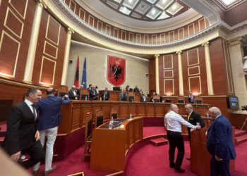 Kuvend/ Refuzimi për të ndryshuar Komisionin për ‘Zgjedhoren’, opozita bllokon foltoren, anulohet seanca