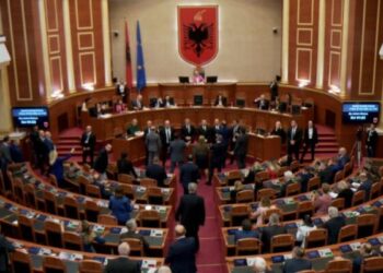 VIDEO/ Nis me tone të ashpra seanca në Kuvend, deputetët e opozitës “pushtojnë” foltoren