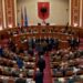 VIDEO/ Nis me tone të ashpra seanca në Kuvend, deputetët e opozitës “pushtojnë” foltoren