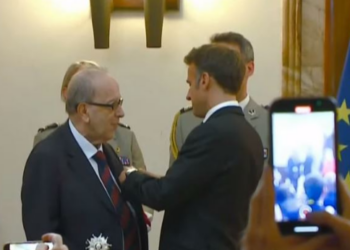 Macron nderon Ismail Kadarenë: Në vend të shisheve me verë, ju sillnit libra. Ishit bërë për të jetuar në Paris, keni krijuar shumë miqësi në Francë