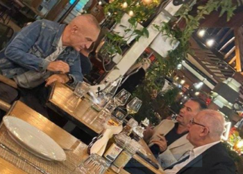 FOTO-LAJM/ I arratisur nga frika e arrestimit? Meta shfaqet duke pirë verë në mes të Tiranës, pak metra larg Kuvendit…!