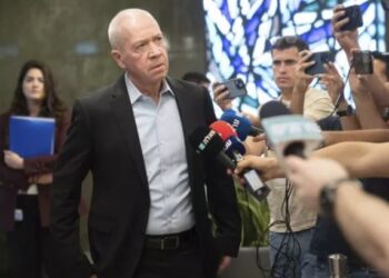 VIDEO/ Ministri i Mbrojtjes i Izraelit, mesazh paralajmërues Hamasit: Dorëzohuni ose vdisni!