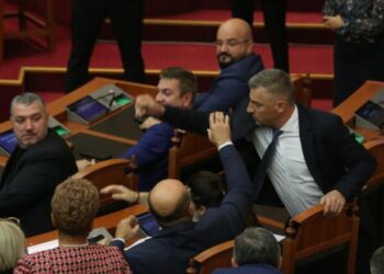 FOTOT/ Momentet nga përplasja fizike midis deputetëve: Çfarë nuk u pa nga seanca në Parlament