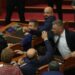 FOTOT/ Momentet nga përplasja fizike midis deputetëve: Çfarë nuk u pa nga seanca në Parlament