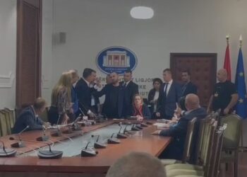 Tensionet në Sekretariatin e Etikës, Noka i shkul mikrofonin e Bushkës! Ndërhyn Garda!