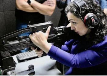 Vjosa Osmani viziton fabrikën e armëve në Kroaci, teston pushkën automatike të llojit VHS-2-S