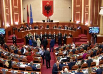Kuvend/ Rrëzohen dy kërkesat e opozitës për ngritjen e komisioneve hetimore, s’miratohen as ndryshimet për ‘Zgjedhoren’