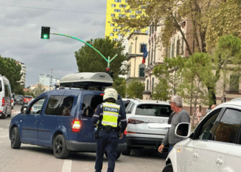 FOTOT/ Parkuan makinat gabim, policia nuk fal: Kërcasin gjobat për zyrtarët e Ministrisë së Brendshme