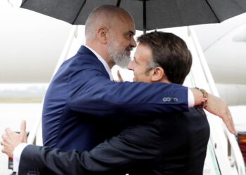 Macron mbyll vizitën në Shqipëri, Rama e përcjell në aeroport: Shihemi së shpejti President! Rroftë Shqipëria dhe Franca