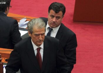 Po filmonte telefonin e Berishës, Noka qëllon operatorin në sallën e Kuvendit