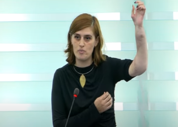 Nënkryetarja e Kuvendit të Kosovës tregon plagët në KiE: Ja shenjat e mbetura në duar nga plumbat e ushtrisë serbe