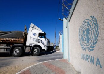 “44 mijë shishe ujë për 22 mijë njerëz”/ Kalojnë ndihmat, “lehtësohet” kriza e ujit në Gazë